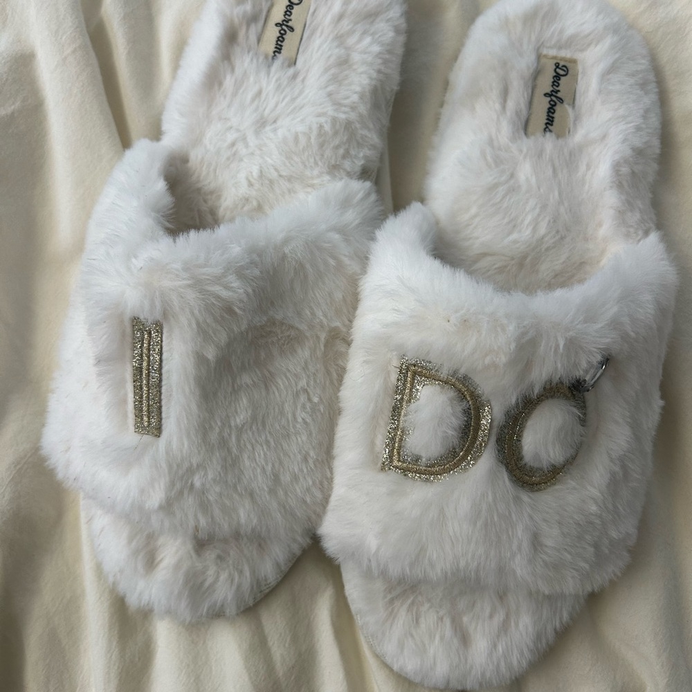 Dearfoams Women's Cream Slippers with Gold Accents